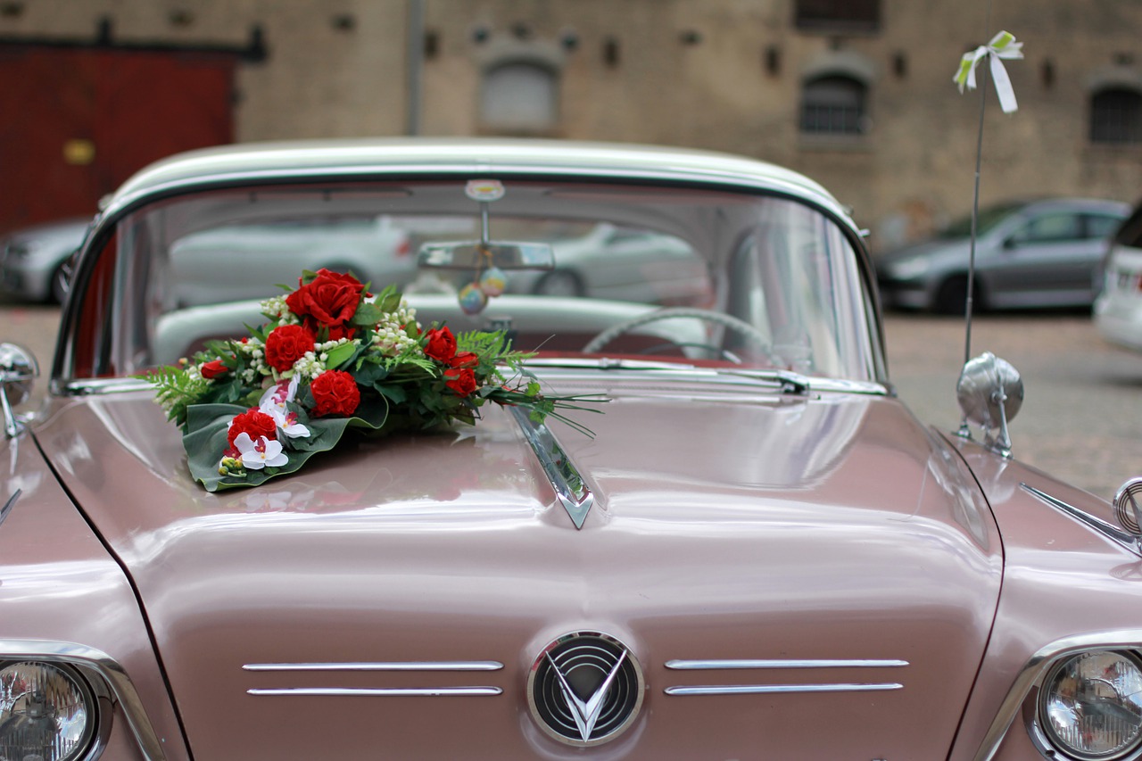 Hochzeitswagen – damit fahren Brautpaare nach der Trauung ins Glück
